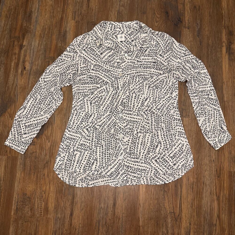 CAbi 3255 size MEDIUM button up spilt back long sleeve blouse geometric floral